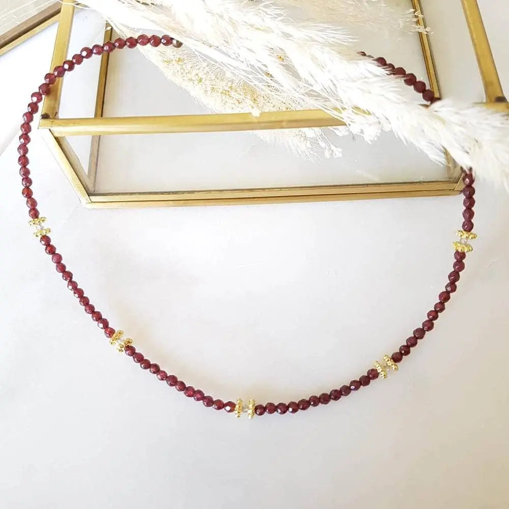 Collier Freyja en grenat et labradorite avec breloques dorées