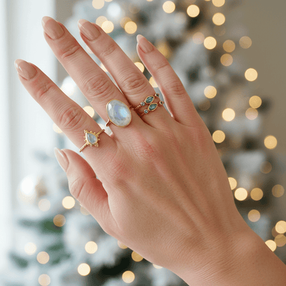Bague Isis en pierre de lune arc-en-ciel et laiton doré