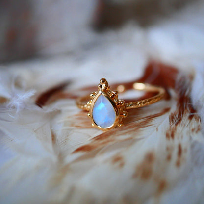 Bague Isis en pierre de lune arc-en-ciel